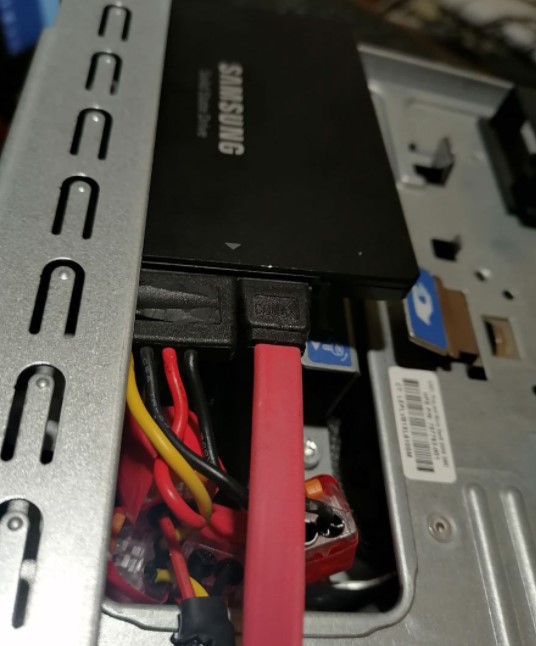 Смонтированный SSD и уложенный в сервер HP MicroServer Gen8