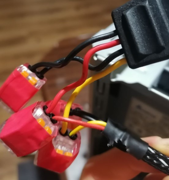 Подключенные проводки питания для SATA диска